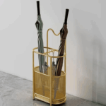 Joli porte-parapluie en métal, de grande capicité, couleur dorée. A ne pas manquer ...