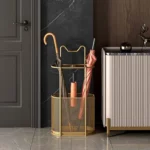 J'aime ce beau porte-parapluie de belle capicité en métal doré !