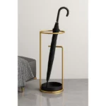 Porte parapluie nordique moderne en métal doré, exposé sur un sol en marbre avec un design minimaliste et élégant.