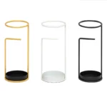 Porte-parapluie nordique moderne en métal doré, noir, et blanc, au design élégant et pratique.