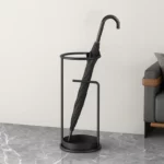 Porte-parapluie nordique en métal noir, design moderne, pratique pour ranger vos parapluies avec style dans votre entrée.