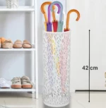 C'est un très joli porte-parapluie cylindrique en métal blanc de diamètre et 42 cm de haut.