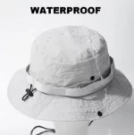 Chapeau de pluie gris clair waterproof avec cordon ajustable. Résiste à la pluie fine et aux averses, idéal pour les sorties en plein air.