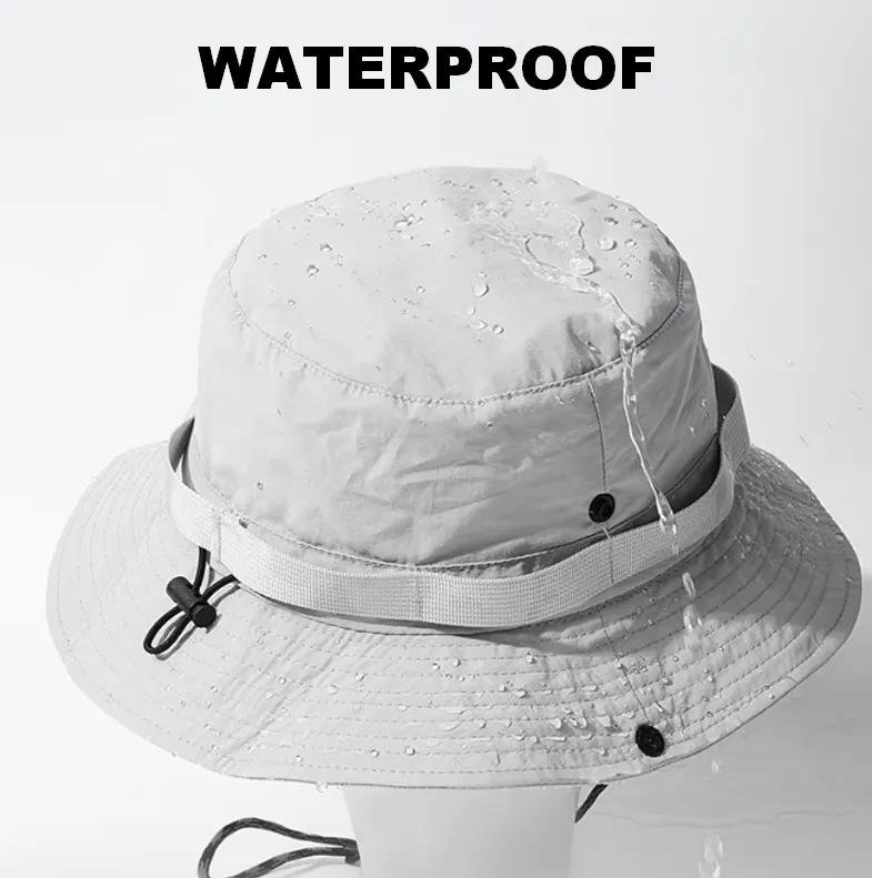 Chapeau de pluie gris clair waterproof avec cordon ajustable. Résiste à la pluie fine et aux averses, idéal pour les sorties en plein air.