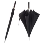 Parapluie de golf noir élégant, manche long et droit en bois poli, idéal pour affronter la pluie avec style et confort.