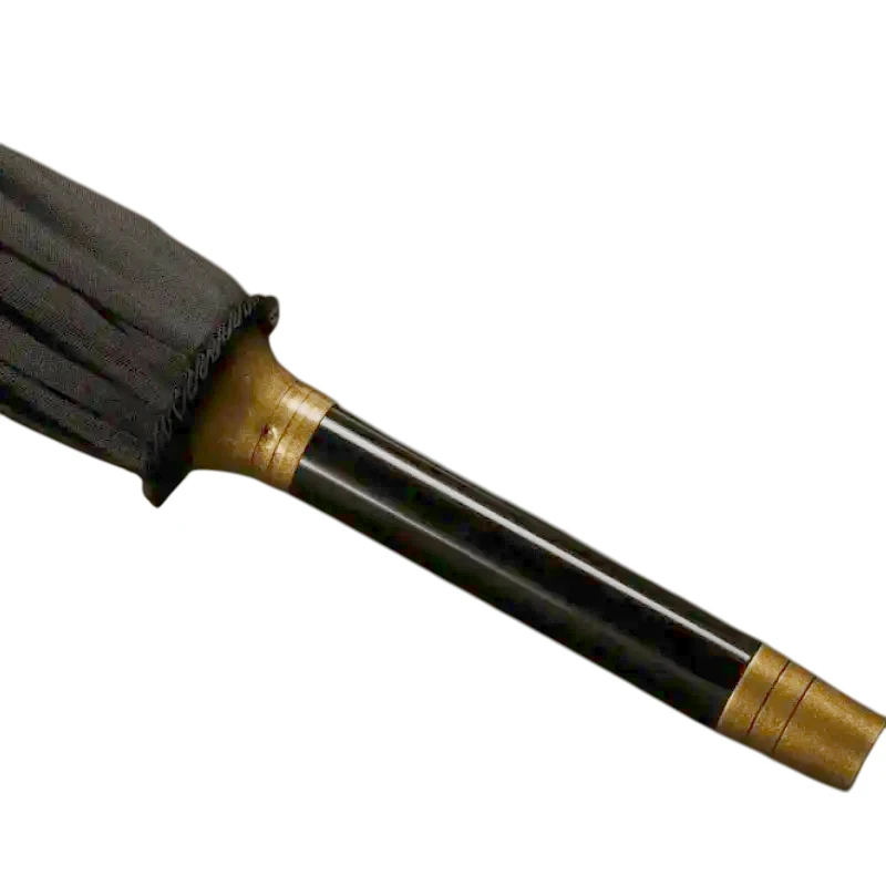 Parapluie noir incliné, grande envergure, parfait pour un style sobre et professionnel sous la pluie. jolie tappe à terre.