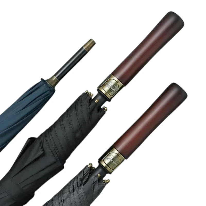 Parapluies élégants bleu, noir et gris avec finitions dorées, accessoires raffinés pour un look chic sous la pluie.