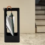 Ce porte-parapluie en métal noir combine robustesse et élégance. Idéal pour garder vos parapluies rangés proprement dans un espace raffiné.