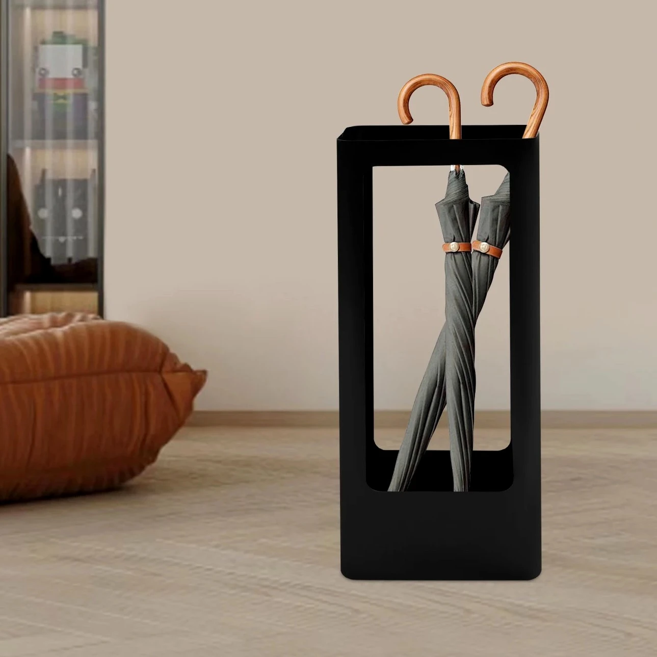 Porte-parapluie noir au style épuré. Structure métallique solide, idéale pour maintenir vos parapluies droits et secs après chaque averse.