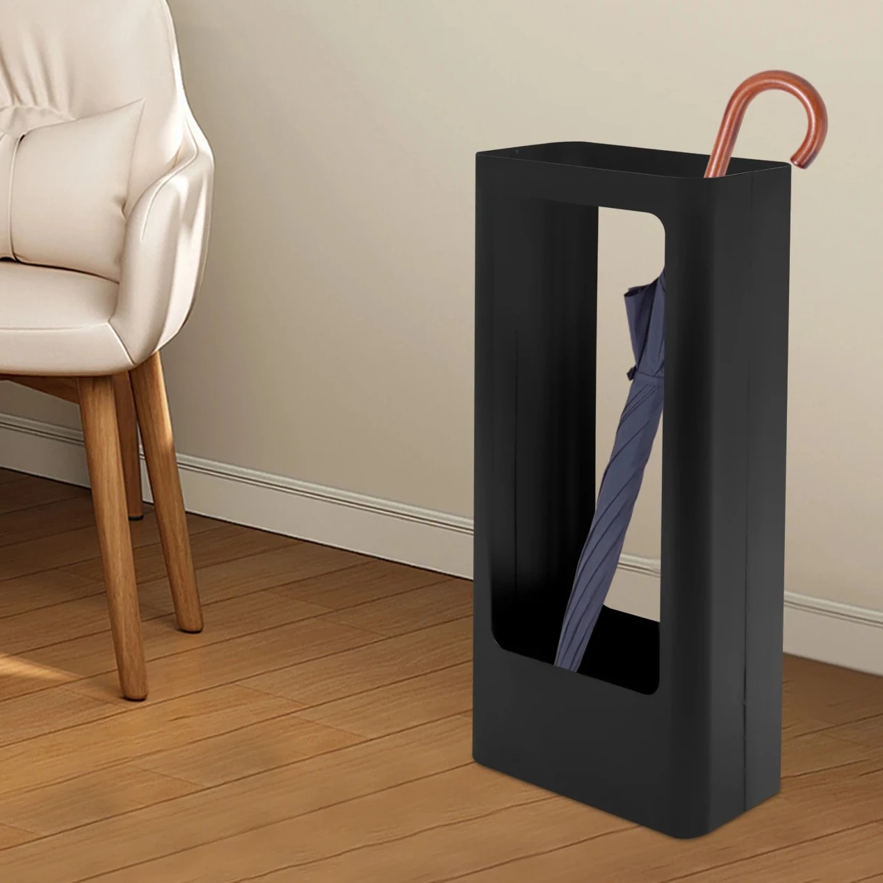Sublimez votre hall avec ce porte-parapluie rectangulaire noir en métal. Élégant, résistant et parfait pour organiser vos parapluies avec style.