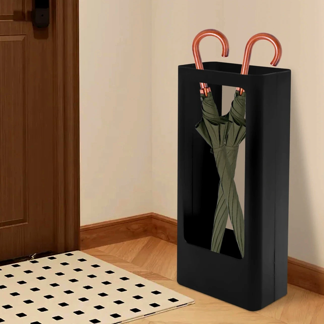 Porte-parapluie noir moderne, parfait pour les entrées design. Structure ouverte pour une meilleure ventilation et un séchage rapide.