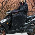 Protection hiver scooter avec tablier imperméable noir. Idéal contre vent, pluie et froid. Confort assuré même sous la neige.