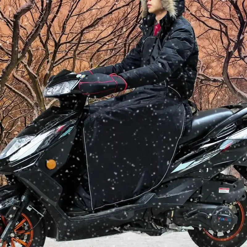 Protection hiver scooter avec tablier imperméable noir. Idéal contre vent, pluie et froid. Confort assuré même sous la neige.