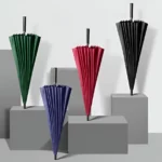 Parapluies droits pliés vert, rouge, bleu et noir. Design élégant, structure robuste et finitions soignées. Idéal pour un style chic sous la pluie.