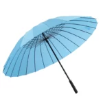 Parapluie bleu ciel, grand diamètre protecteur de 113 cm. Poignée noire confortable, style intemporel pour toutes les tenues.