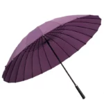 Parapluie violet foncé chic et solide, modèle droit de 24 baleines. Grand diamètre de 113 cm, armature noire et toile résistante à l’eau, idéal pour un look moderne.