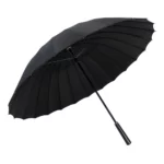 Parapluie noir intemporel, grande taille et résistance au vent. Finitions soignées, structure acier et confort de prise en main.