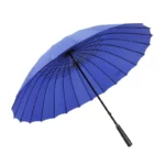 Parapluie droit bleu royal vif et tendance de 24 baleines. Structure noire renforcée, toile imperméable et design moderne pour affronter la pluie avec classe.
