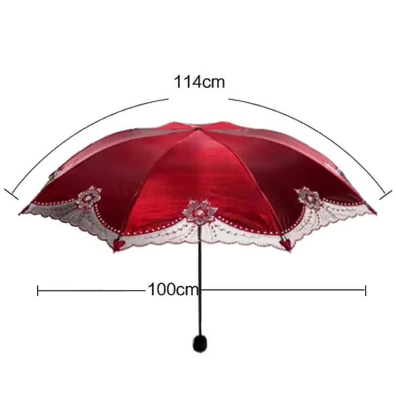 Parapluie rouge glamour avec détails floraux et dentelle brodée. Protection UV et pluie. Accessoire chic pour femmes élégantes.
