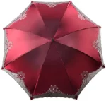 Détail de poignée sculptée noire en relief. Parapluie robuste et stylé, parfait pour les journées pluvieuses avec une touche de distinction.