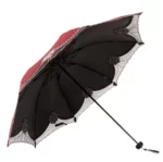 Poignée noire antidérapante gravée en fleur. Parapluie haut de gamme, pratique et chic, conçu pour une tenue élégante sous la pluie.
