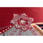 Parapluie rouge luxueux orné de dentelle brodée. Parfait pour un style raffiné, protège du soleil et de la pluie avec élégance. Fait main