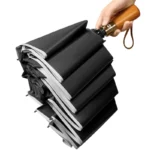 Parapluie inversé automatique, noir avec poignée en bois, design élégant, protection idéale contre la pluie.