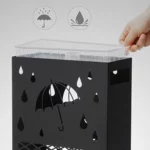 Bac récupérateur amovible : collecte l’eau, garde le sol au sec et s’entretient en un geste. Idéal après l’orage, compatible avec le corps métal 41×28×12 cm de ce porte parapluie rectangulaire noir en métal.