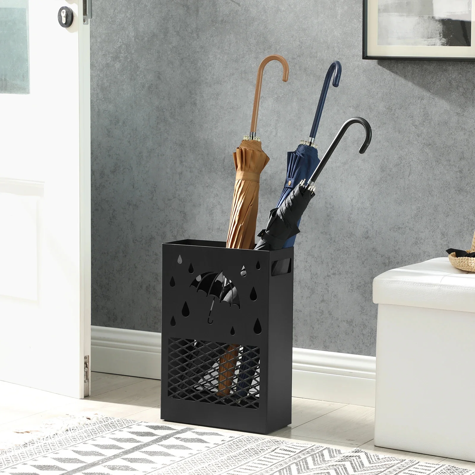 Porte-parapluie noir élégant avec structure en métal et motif pluie, idéal pour ranger plusieurs parapluies sans désordre.