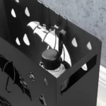 Intérieur précis du porte-parapluie noir : rebord plié pour accrocher la dragonne d’un parapluie pliable. Métal ajouré, bords lisses, format 41×28×12 cm.