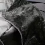 Intérieur polaire chaud du tablier scooter coupe-vent, idéal pour l’hiver. Confort maximal, isolation complète et protection anti-froid.