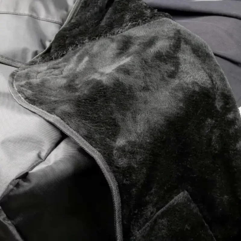 Intérieur polaire chaud du tablier scooter coupe-vent, idéal pour l’hiver. Confort maximal, isolation complète et protection anti-froid.