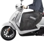 Tablier scooter coupe-vent installé sur un deux-roues, protège jambes et vêtements. Parfait pour rouler au sec et au chaud l’hiver.