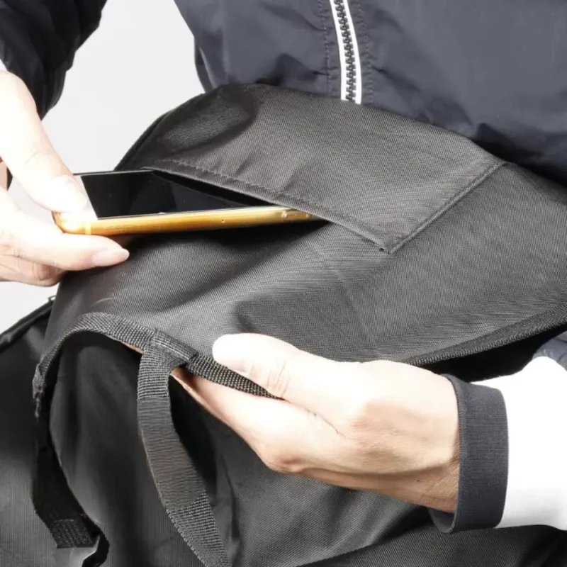 Poche de rangement pratique du tablier scooter coupe-vent, idéale pour smartphone et accessoires lors de vos trajets quotidiens.