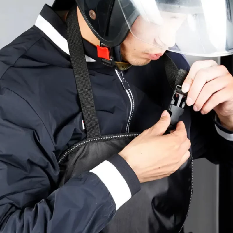 Sangle réglable du tablier scooter coupe-vent assurant un maintien parfait. Mise en place rapide et sécurité renforcée en conduite.