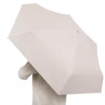 Parapluie beige clair large ouvert, modèle compact et élégant. Couleur beige neutre idéale pour un look chic sous la pluie.