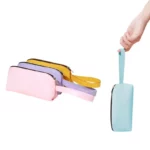 Étuis pastel pour mini parapluie en rose, violet, jaune et bleu. Formats légers et pratiques, parfaits pour ranger votre parapluie compact.