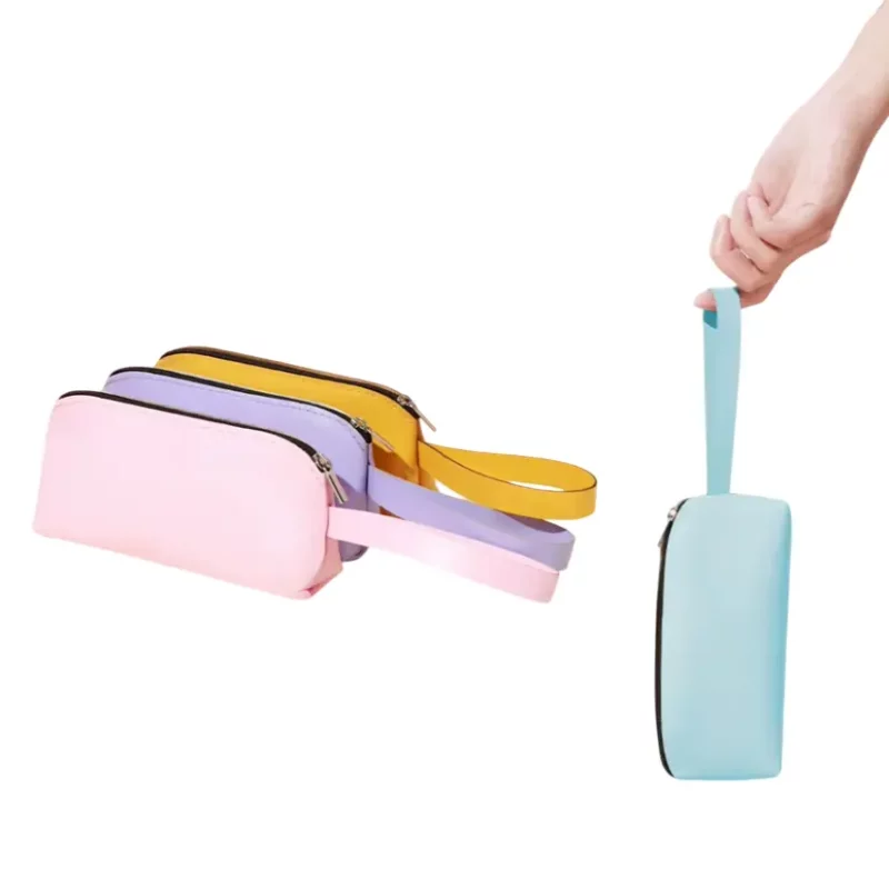 Étuis pastel pour mini parapluie en rose, violet, jaune et bleu. Formats légers et pratiques, parfaits pour ranger votre parapluie compact.