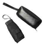 Mini parapluie noir pliable avec étui noir élégant. Format compact, léger et discret. Idéal pour un usage quotidien par temps de pluie.