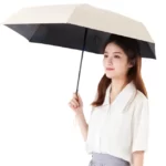 Parapluie beige compact avec intérieur noir, léger et élégant. Idéal pour la pluie et le soleil. Style sobre, parfait pour un usage quotidien.