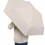 Parapluie beige ultra-léger et coupe-vent, idéal pour le quotidien. Son design compact offre une protection fiable tout en restant élégant et discret.