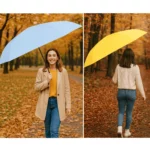 Parapluie bleu clair porté en extérieur, idéal pour la mi-saison. Modèle moderne, léger et élégant, offrant une protection fiable sous la pluie.