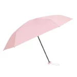 Parapluie rose pastel ultra-léger avec poignée assortie. Un modèle féminin et compact, pratique pour les déplacements et parfaitement adapté à la pluie.