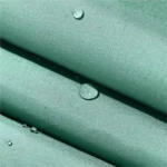 Tissu vert d’eau déperlant avec effet lotus. Ce parapluie automatique empêche l’eau de s’infiltrer, parfait pour les fortes pluies.