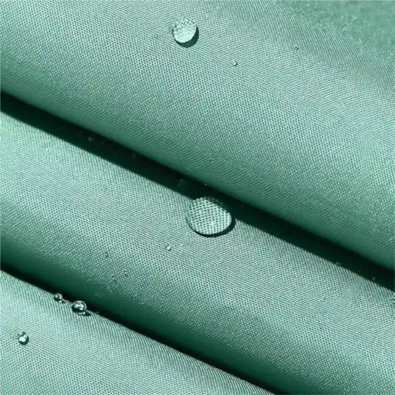 Tissu vert d’eau déperlant avec effet lotus. Ce parapluie automatique empêche l’eau de s’infiltrer, parfait pour les fortes pluies.