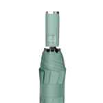 Parapluie vert d’eau automatique avec poignée ergonomique et bouton LED. Compact et élégant, idéal pour un usage quotidien urbain.