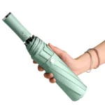 Parapluie vert d’eau automatique tenu en main. Léger, élégant et facile à manier. Idéal pour les déplacements quotidiens.