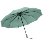 Parapluie vert d’eau déployé, structure tempête ultra résistante à 12 baleines. Protection maximale même par vent fort.