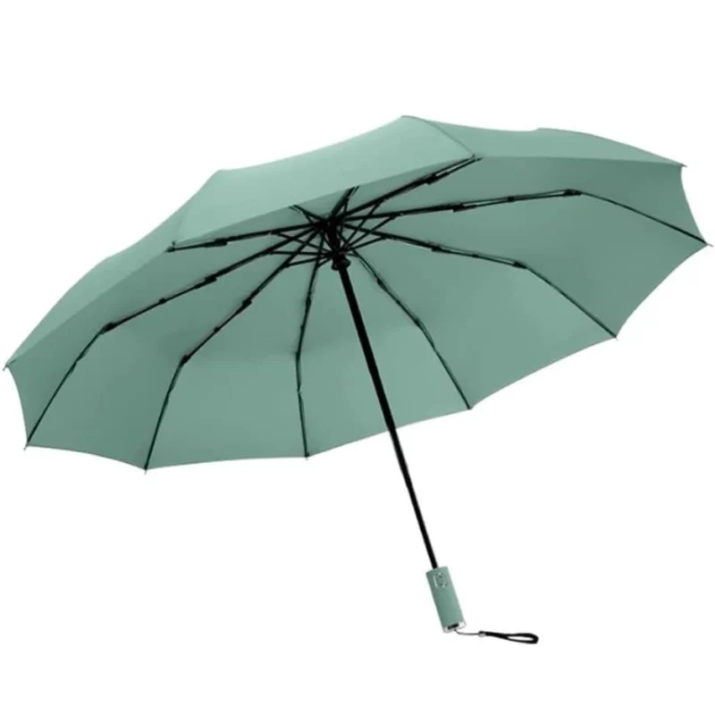 Parapluie vert d’eau déployé, structure tempête ultra résistante à 12 baleines. Protection maximale même par vent fort.
