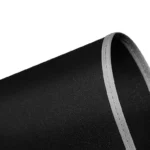 Gros plan sur la toile noire du parapluie avec bordure grise. Finition premium, tissu déperlant et protection UV.